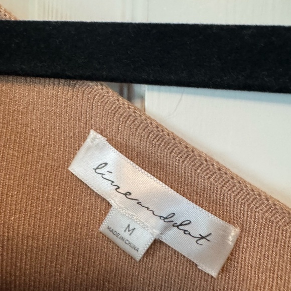 Line and Dot Camel Sweater Size Medium - Picture 3 of 4